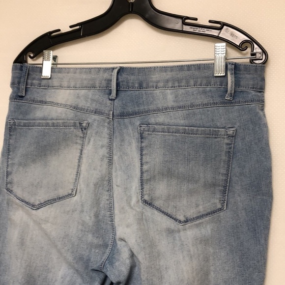 Gloria Vanderbilt “Jordyn” All Around Slimming Effect Embroidered Capri Jeans - Picture 7 of 13